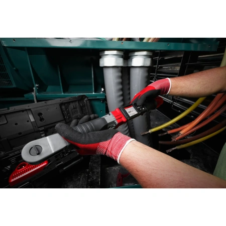 Аккумуляторный электронный динамометрический ключ Milwaukee M12 ONEFTR38-201C FUEL 3/8'' (Арт. 4933464967)