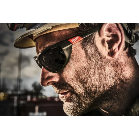 Очки защитные Milwaukee PREMIUM (затемненные, поляризованные) с защитой от царапин, запотевания и пыли  (Арт. 4932471886)