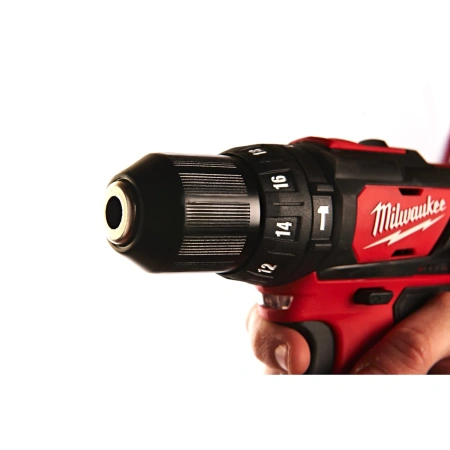 Аккумуляторная ударная дрель - шуруповерт Milwaukee M12 BPD-202С  (Арт. 4933441940)