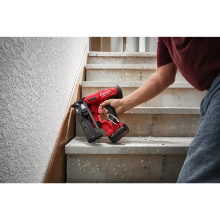 Аккумуляторный гвоздезабиватель(нейлер) с наклонным магазином Milwaukee M18 FN16GA-202X FUEL (Арт. 4933478092)