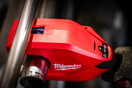 Аккумуляторный труборез для труб из нержавеющей стали и меди Milwaukee M12 PCSS54-402C (Арт. 4933498605)