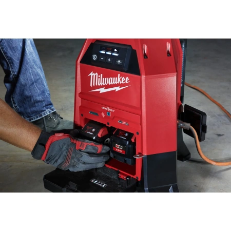Аккумуляторный светодиодный фонарь c функцией зарядного устройства Milwaukee M18 ONESLDP-0 ONE-KEY  (Арт. 4933459160)
