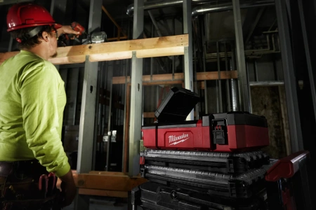 Аккумуляторный светодиодный фонарь с функцией зарядного устройства Milwaukee M12 POAL-0 PACKOUT (Арт. 4933480473)
