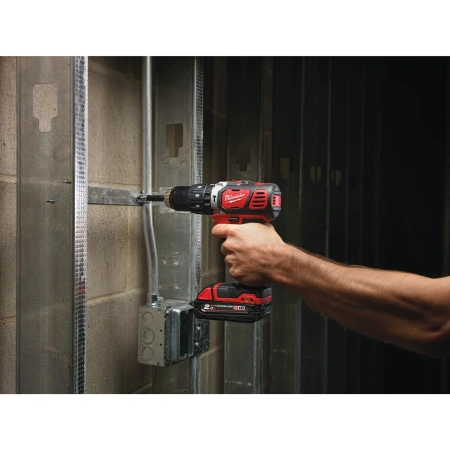 Аккумуляторная ударная дрель-шуруповерт Milwaukee M18 BPD-202C  (Арт. 4933443515)