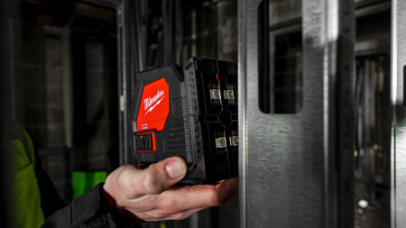 Аккумуляторный линейный лазерный нивелир (2 линии) с зеленым лучом Milwaukee CLL-C (Арт. 4933478753)