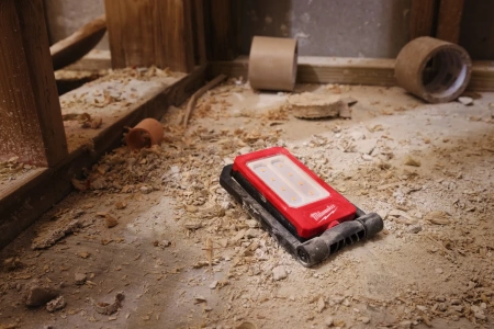 Аккумуляторный светодиодный фонарь с шарнирным световым блоком, заряжаемый через USB Milwaukee IR FFL (Арт. 4933493528)