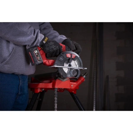 Аккумуляторная циркулярная пила по металлу Milwaukee M18 FMCS-502X FUEL  (Арт. 4933459193)