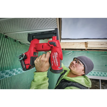 Аккумуляторный зауженный степлер Milwaukee M18 FNCS18GS-202X FUEL  (Арт. 4933471940)