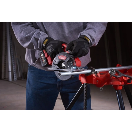 Аккумуляторная циркулярная пила по металлу Milwaukee M18 FMCS-502X FUEL  (Арт. 4933459193)