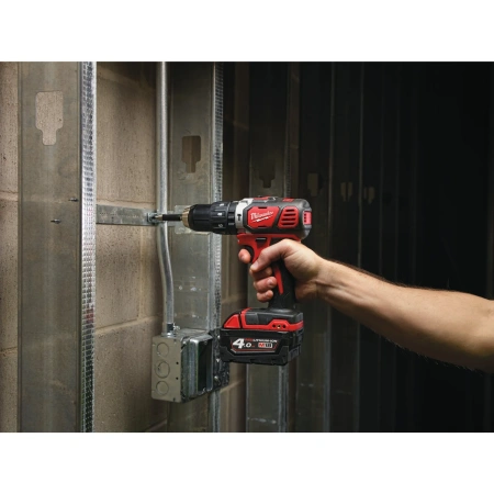 Аккумуляторная ударная дрель-шуруповерт Milwaukee M18 BPD-402C  (Арт. 4933443520)