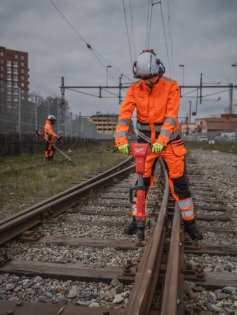 Аккумуляторный железнодорожный ударный гайковерт с фиксацией фрикционным кольцом Milwaukee M18 FHIWF1R-122C [FORGE™] FUEL (1'') (замена для 4933493141) (Арт. 4933499201)