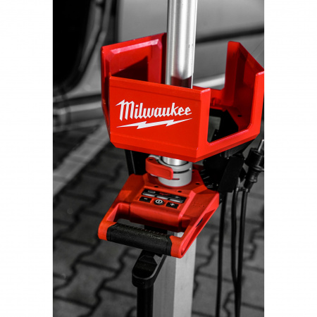 Аккумуляторная высокомощная светодиодная мачта освещения с функцией зарядки Milwaukee M18 HOSALC-0 TRUEVIEW™ (Арт. 4933478116)