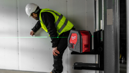 Аккумуляторный линейный лазерный нивелир (2 линии) с зеленым лучом Milwaukee CLL-C (Арт. 4933478753)