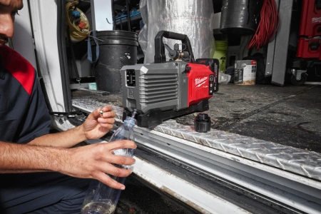 Аккумуляторный вакуумный насос Milwaukee M18 FVP5-801 [FORGE™] FUEL (замена для 4933498380) (Арт. 4933499249)