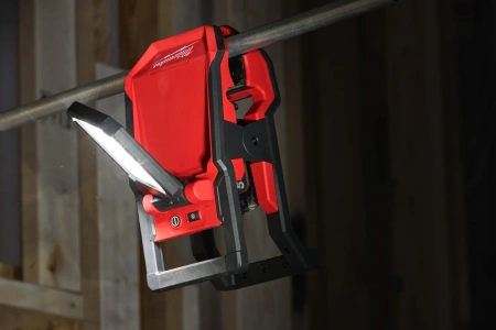 Аккумуляторный светодиодный фонарь с шарнирным световым блоком Milwaukee M18 PAL2-0 (замена для 4933464105) (Арт. 4933493547)