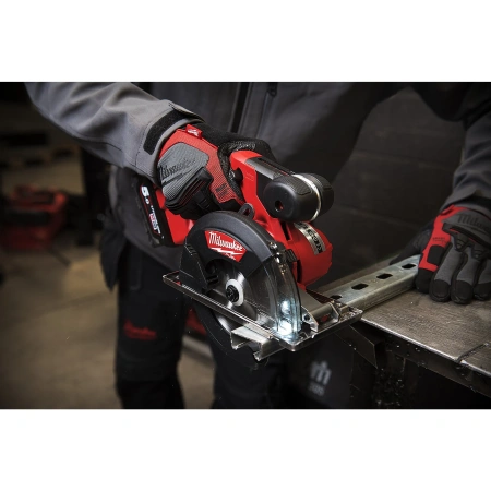 Аккумуляторная циркулярная пила по металлу Milwaukee M18 FMCS-502X FUEL  (Арт. 4933459193)