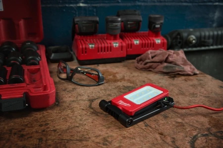 Аккумуляторный светодиодный фонарь с шарнирным световым блоком, заряжаемый через USB Milwaukee IR FFL (Арт. 4933493528)