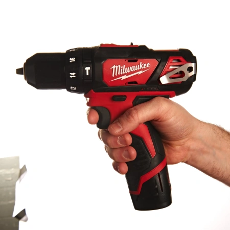 Аккумуляторная ударная дрель - шуруповерт Milwaukee M12 BPD-202С  (Арт. 4933441940)