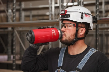 Термос красный Milwaukee PACKOUT CHUG LID 1065 мл (Арт. 4932493467)