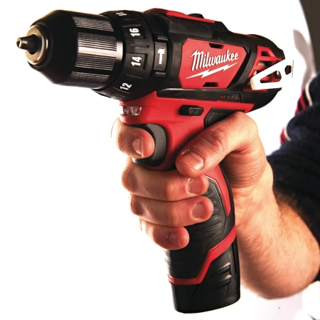 Аккумуляторная ударная дрель - шуруповерт Milwaukee M12 BPD-202С  (Арт. 4933441940)