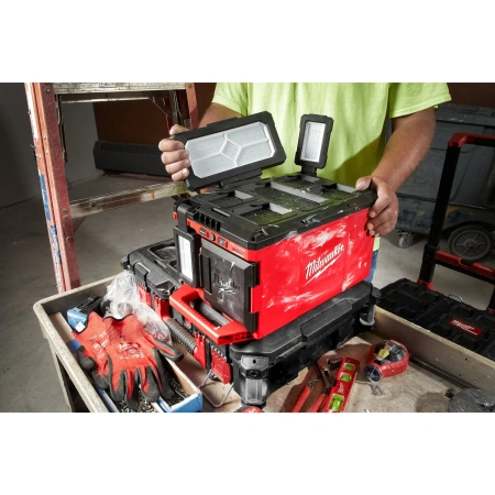 Аккумуляторный светодиодный фонарь с функцией зарядного устройства Milwaukee M18 POALC-0 PACKOUT  (Арт. 4933478120)