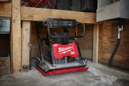 Аккумуляторная виброплита Milwaukee MXF PC50-0 FUEL (Арт. 4933493267)