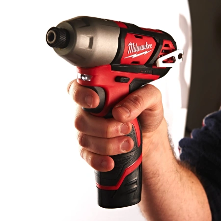 Аккумуляторный субкомпактный импульсный винтоверт Milwaukee M12 BID-202С  (Арт. 4933441960)