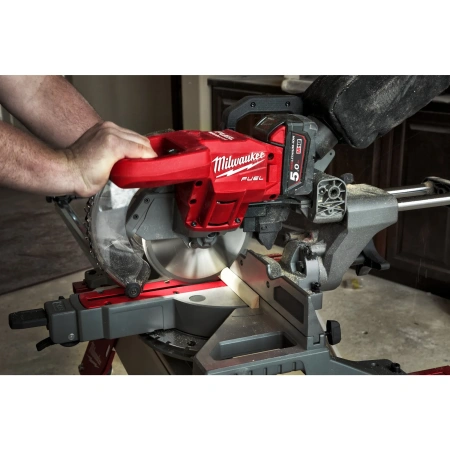 Аккумуляторная торцовочная пила Milwaukee M18 FMS 190-0 FUEL  (Арт. 4933459619)