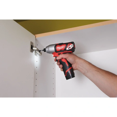 Аккумуляторный субкомпактный импульсный винтоверт Milwaukee M12 BID-202С  (Арт. 4933441960)