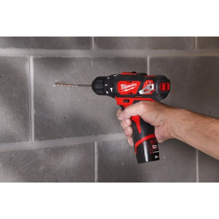 Аккумуляторная ударная дрель - шуруповерт Milwaukee M12 BPD-202С  (Арт. 4933441940)