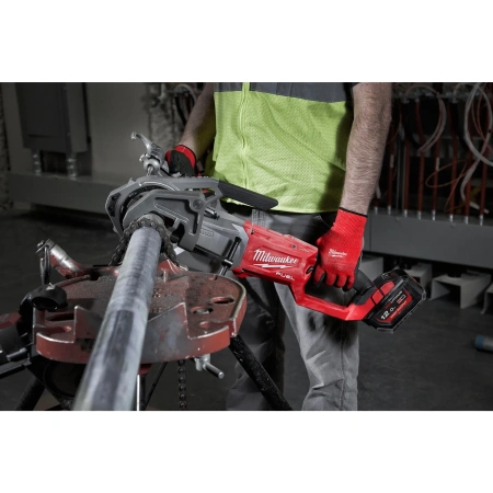Аккумуляторный резьбонарезной инструмент для труб Milwaukee M18 FPT2-121C FUEL  (Арт. 4933478597)