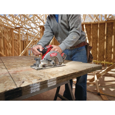 Аккумуляторная циркулярная пила по дереву Milwaukee M18 CCS55-502X FUEL  (Арт. 4933451376)