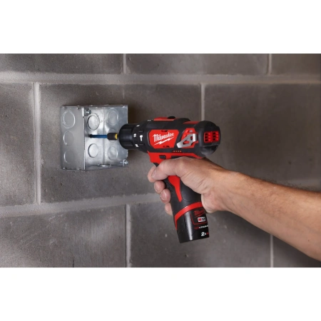 Аккумуляторная ударная дрель - шуруповерт Milwaukee M12 BPD-202С  (Арт. 4933441940)