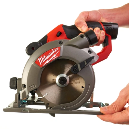 Аккумуляторная компактная циркулярная пила по дереву Milwaukee M12 CCS44-0 FUEL  (Арт. 4933448225)