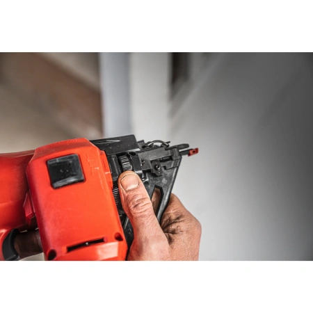 Аккумуляторный гвоздезабиватель(нейлер) с наклонным магазином Milwaukee M18 FN15GA-0X FUEL (Арт. 4933478091)