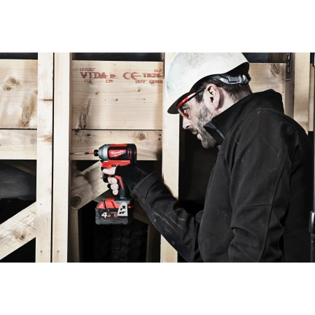 Аккумуляторный импульсный винтоверт Milwaukee M18 CBLID-402C  (Арт. 4933464534)