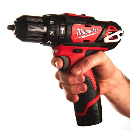 Аккумуляторная ударная дрель - шуруповерт Milwaukee M12 BPD-202С  (Арт. 4933441940)