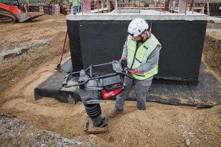 Аккумуляторная вибротрамбовка Milwaukee MXF RAM60-122 FUEL (Арт. 4933498159)