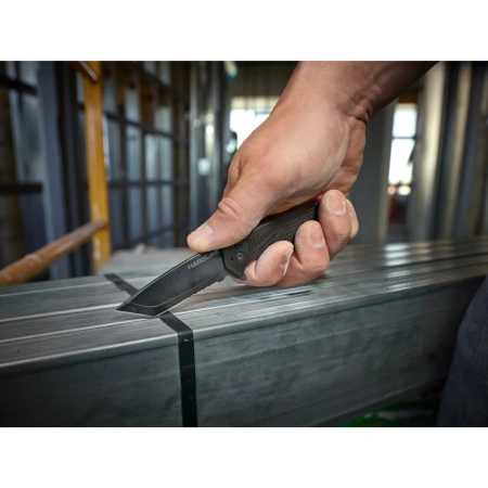 Нож выкидной с зазубренным лезвием Milwaukee HARDLINE Serrated  (Арт. 48221998)