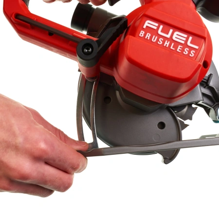 Аккумуляторная компактная циркулярная пила по дереву Milwaukee M12 CCS44-0 FUEL  (Арт. 4933448225)
