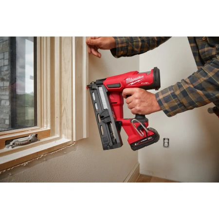 Аккумуляторный гвоздезабиватель(нейлер) с наклонным магазином Milwaukee M18 FN16GA-202X FUEL (Арт. 4933478092)