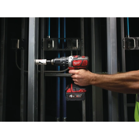 Аккумуляторная ударная дрель-шуруповерт Milwaukee M18 BPD-402C  (Арт. 4933443520)