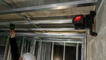 Аккумуляторный линейный лазерный нивелир (2 линии) с зеленым лучом Milwaukee CLL-C (Арт. 4933478753)