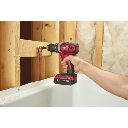 Аккумуляторная безударная дрель-шуруповерт Milwaukee M18 BDD-202C  (Арт. 4933443555)