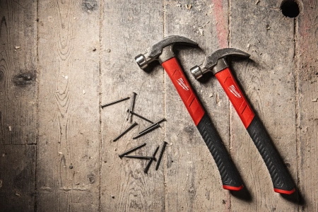 Молоток с закругленным гвоздодером, рукоятка из стекловолокна Milwaukee 450 гр. (Арт. 4932478657)