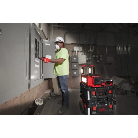 Аккумуляторный светодиодный фонарь с функцией зарядного устройства Milwaukee M18 POALC-0 PACKOUT  (Арт. 4933478120)