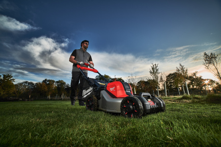 Аккумуляторная самоходная газонокосилка Milwaukee M18 F2LM46-0 FUEL (Арт. 4933492010)