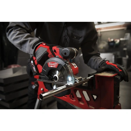 Аккумуляторная циркулярная пила по металлу Milwaukee M18 FMCS-502X FUEL  (Арт. 4933459193)