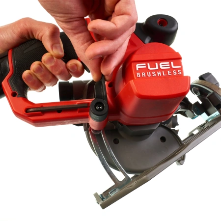 Аккумуляторная компактная циркулярная пила по дереву Milwaukee M12 CCS44-0 FUEL  (Арт. 4933448225)