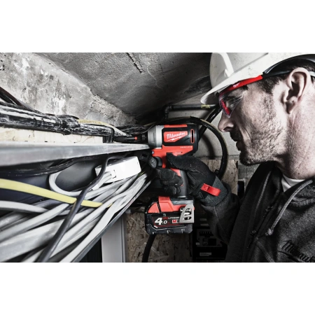 Аккумуляторный импульсный винтоверт Milwaukee M18 CBLID-402C  (Арт. 4933464534)